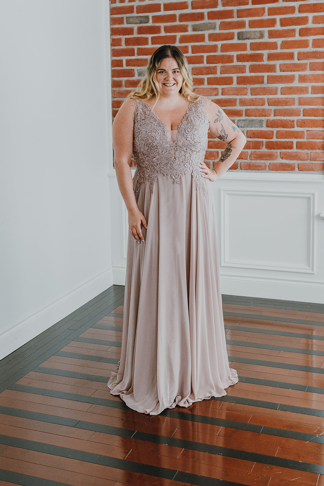 Darlyn - robe longue sans manche avec haut en dentelle non perlée et jupe de chiffon Darlyn - robe longue sans manche avec haut en dentelle non perlée et jupe de chiffon