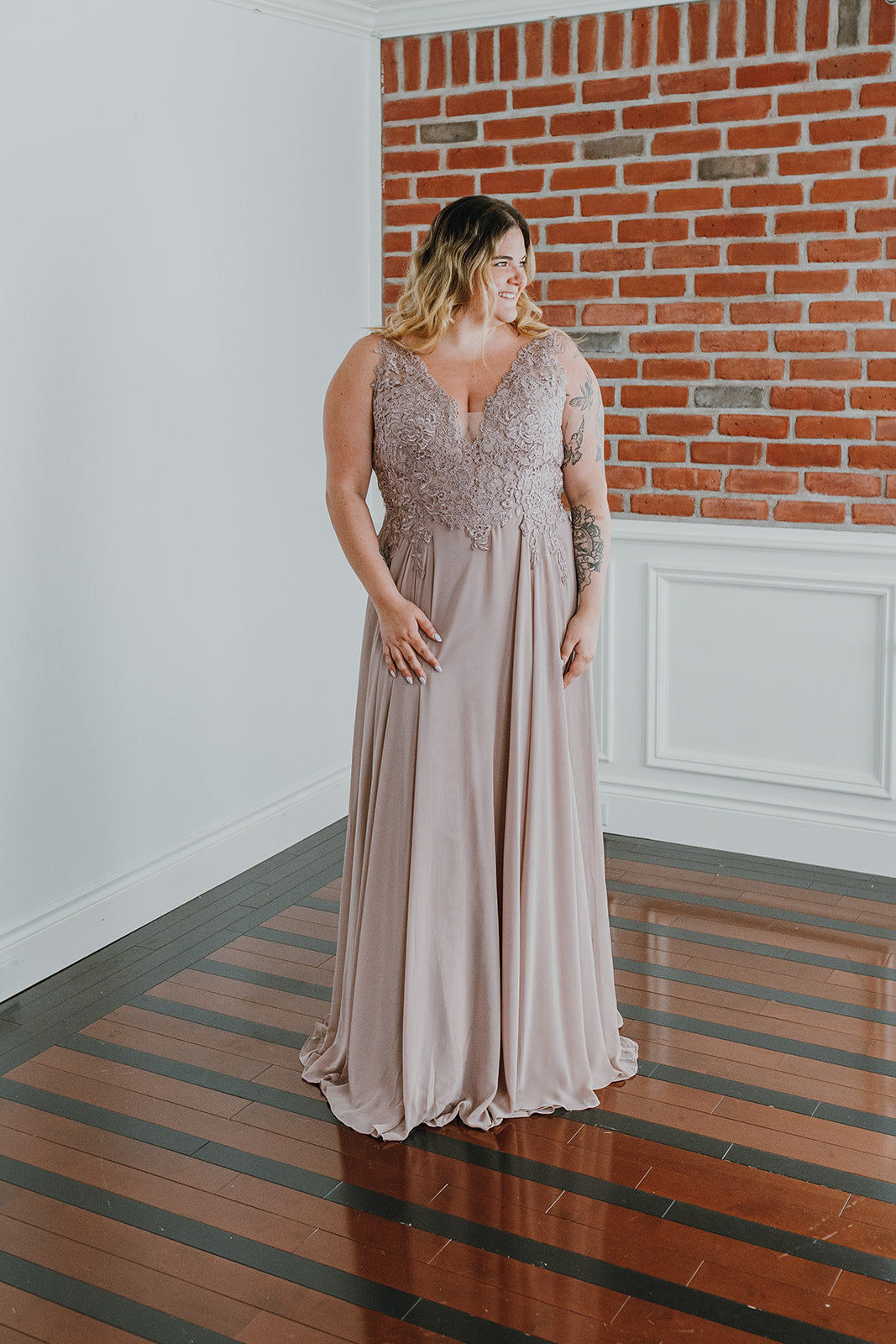 Darlyn - robe longue sans manche avec haut en dentelle non perlée et jupe de chiffon Darlyn - robe longue sans manche avec haut en dentelle non perlée et jupe de chiffon