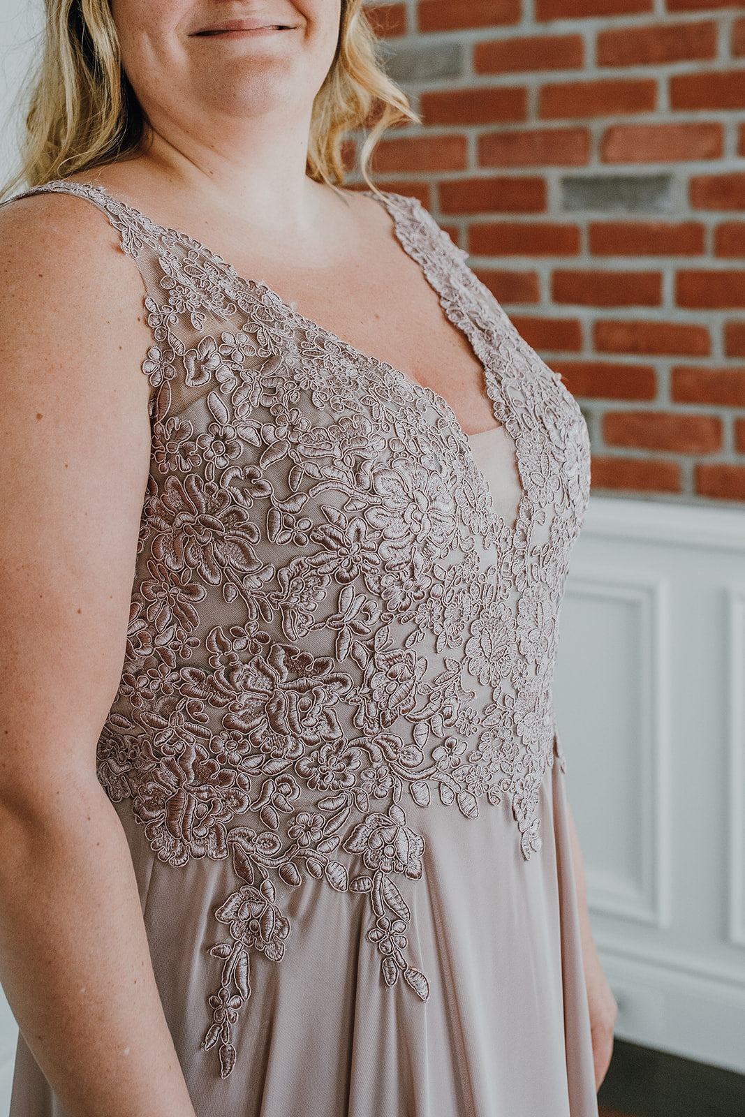 Darlyn - robe longue sans manche avec haut en dentelle non perlée et jupe de chiffon Darlyn - robe longue sans manche avec haut en dentelle non perlée et jupe de chiffon