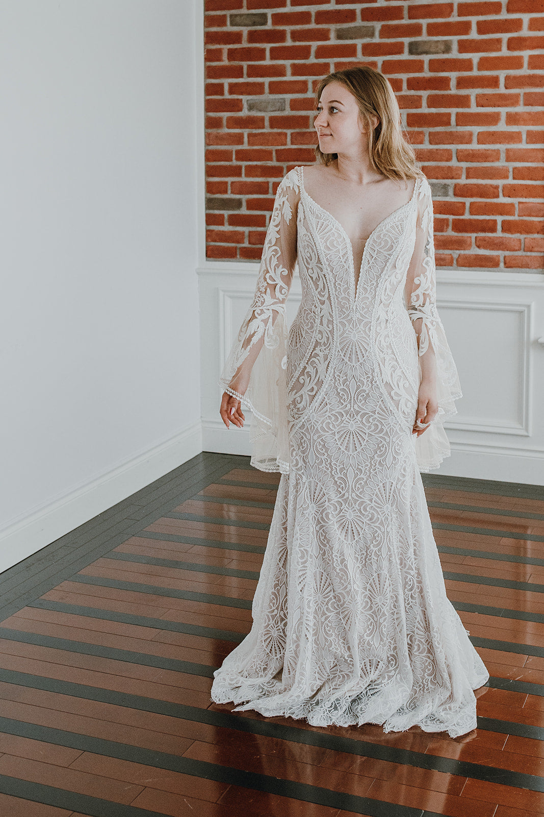 Wilson - robe de mariée boho ajustée en dentelle avec manches cloches en tulle léger et dos ouvert Wilson - robe de mariée boho ajustée en dentelle avec manches cloches en tulle léger et dos ouvert