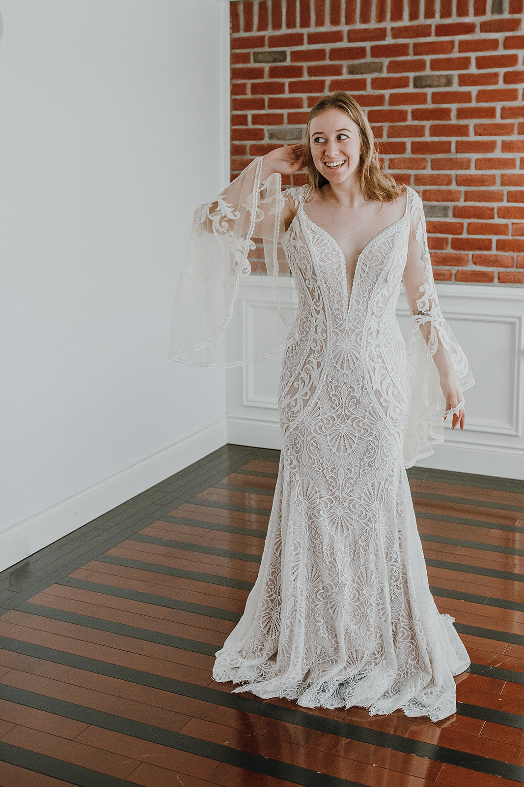 Wilson *échantillon taille 8* - robe de mariée boho ajustée en dentelle avec manches cloches en tulle léger et dos ouvert Wilson *échantillon taille 8* - robe de mariée boho ajustée en dentelle avec manches cloches en tulle léger et dos ouvert