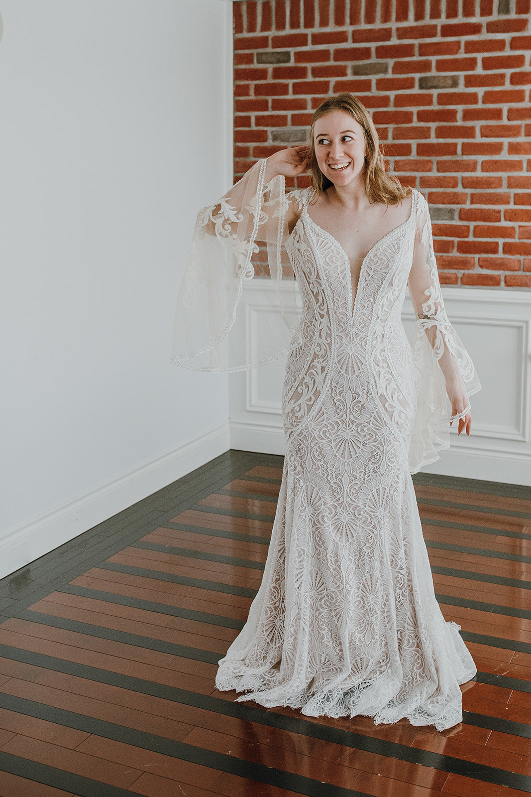 Wilson - robe de mariée boho ajustée en dentelle avec manches cloches en tulle léger et dos ouvert Wilson - robe de mariée boho ajustée en dentelle avec manches cloches en tulle léger et dos ouvert