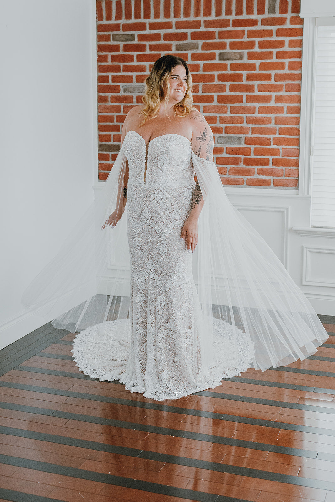 *EXCLUSIVITÉ* Jesse *échantillon taille 22* - robe boho en dentelle non perlée extensible avec ailes amovibles en tulle *EXCLUSIVITÉ* Jesse *échantillon taille 22* - robe boho en dentelle non perlée extensible avec ailes amovibles en tulle