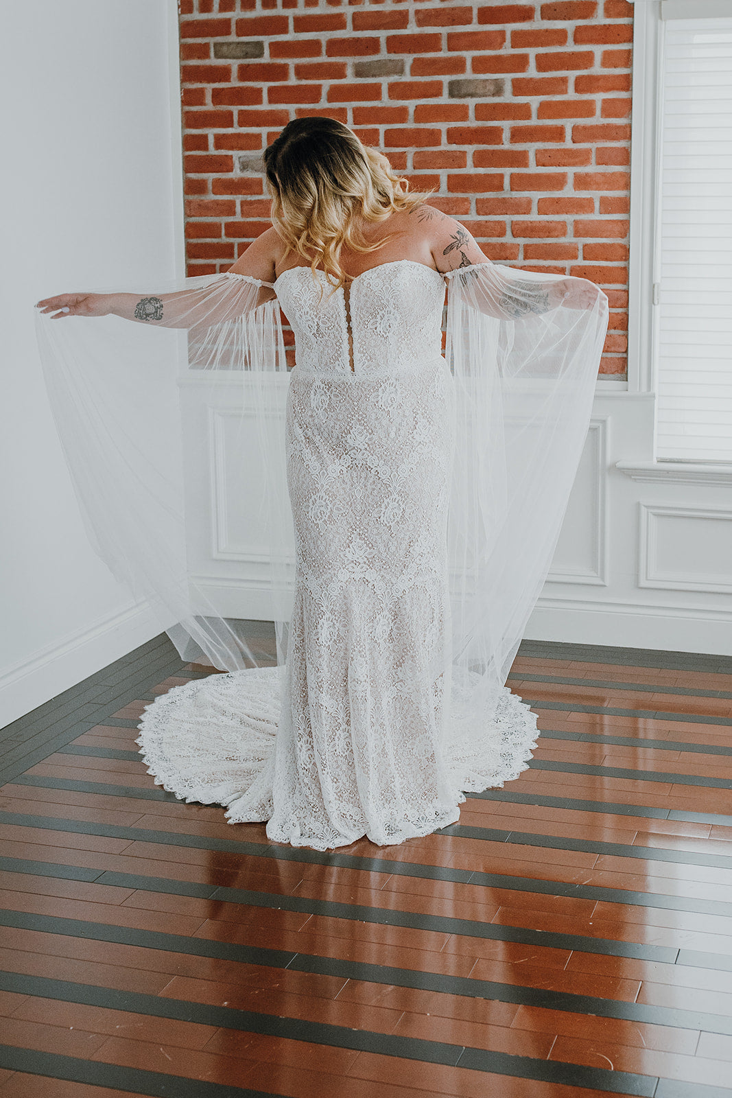 *EXCLUSIVITÉ* Jesse *échantillon taille 22* - robe boho en dentelle non perlée extensible avec ailes amovibles en tulle *EXCLUSIVITÉ* Jesse *échantillon taille 22* - robe boho en dentelle non perlée extensible avec ailes amovibles en tulle