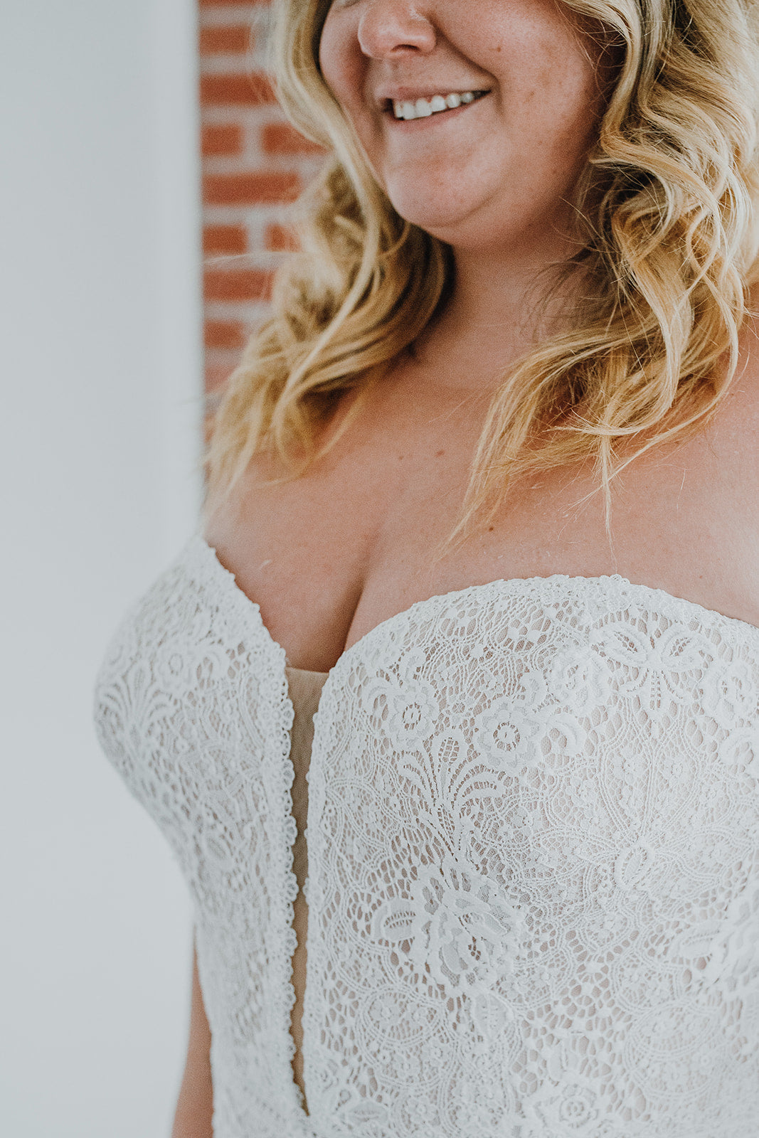 *EXCLUSIVITÉ* Jesse *échantillon taille 22* - robe boho en dentelle non perlée extensible avec ailes amovibles en tulle *EXCLUSIVITÉ* Jesse *échantillon taille 22* - robe boho en dentelle non perlée extensible avec ailes amovibles en tulle