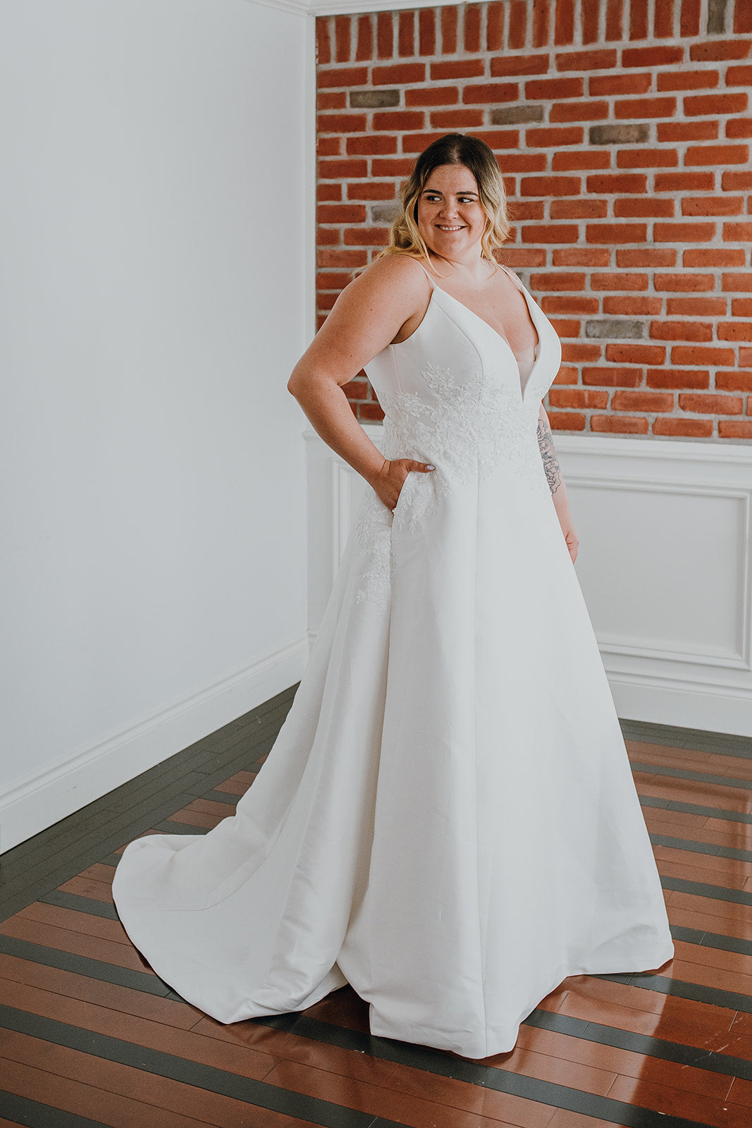 Cherie *taille plus* - robe de mariée classique à décolleté plongeant illusion, fines bretelles et taille cintrée de dentelle Cherie *taille plus* - robe de mariée classique à décolleté plongeant illusion, fines bretelles et taille cintrée de dentelle