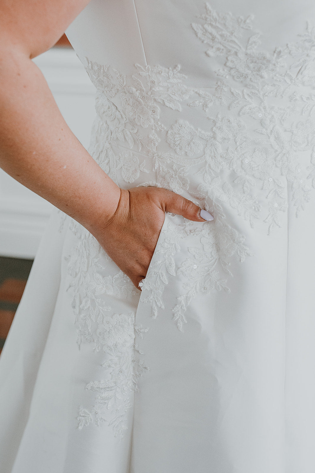 Cherie *échantillon taille 22* - robe de mariée classique à décolleté plongeant illusion, fines bretelles et taille cintrée de dentelle Cherie *échantillon taille 22* - robe de mariée classique à décolleté plongeant illusion, fines bretelles et taille cintrée de dentelle