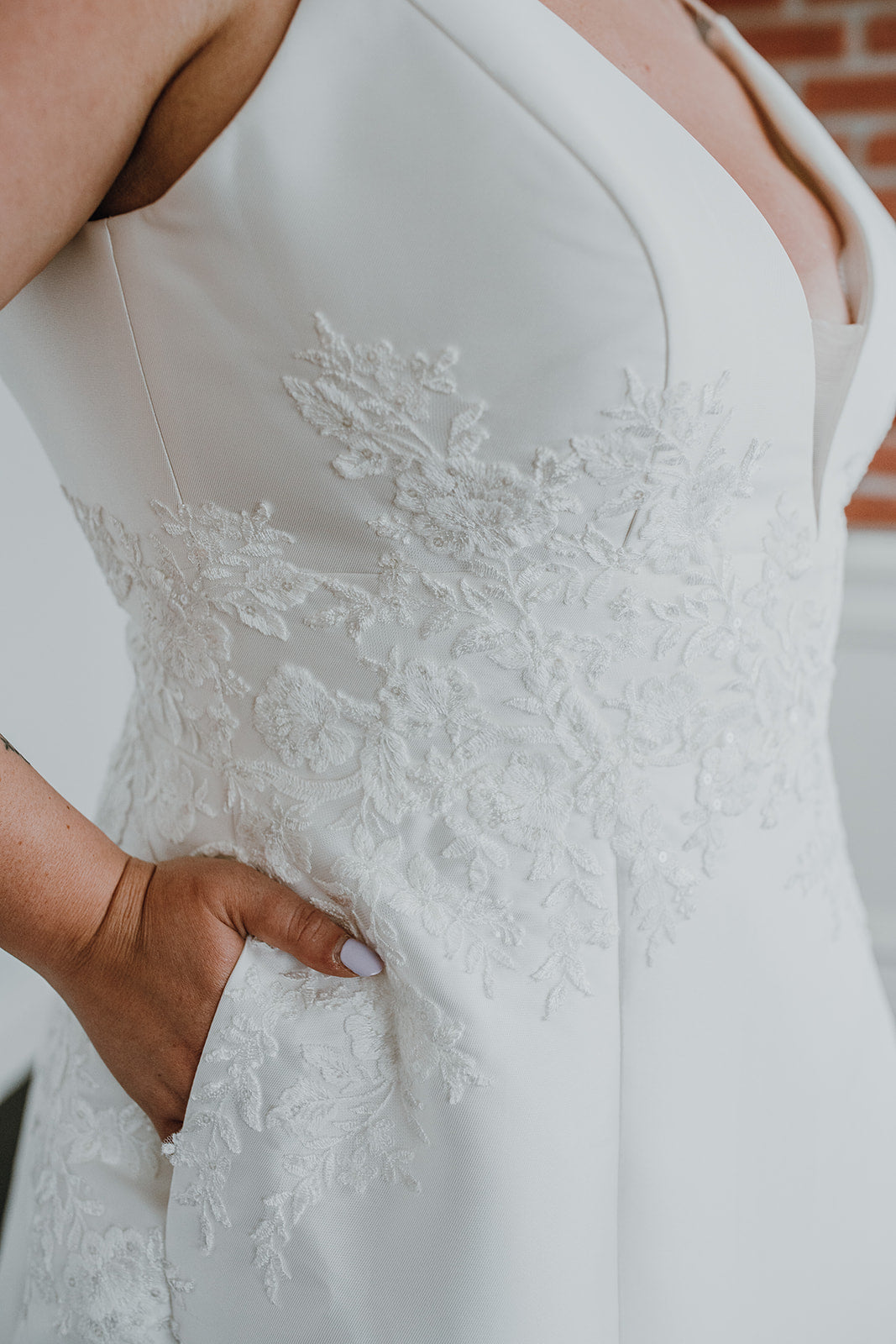 Cherie *taille plus* - robe de mariée classique à décolleté plongeant illusion, fines bretelles et taille cintrée de dentelle Cherie *taille plus* - robe de mariée classique à décolleté plongeant illusion, fines bretelles et taille cintrée de dentelle