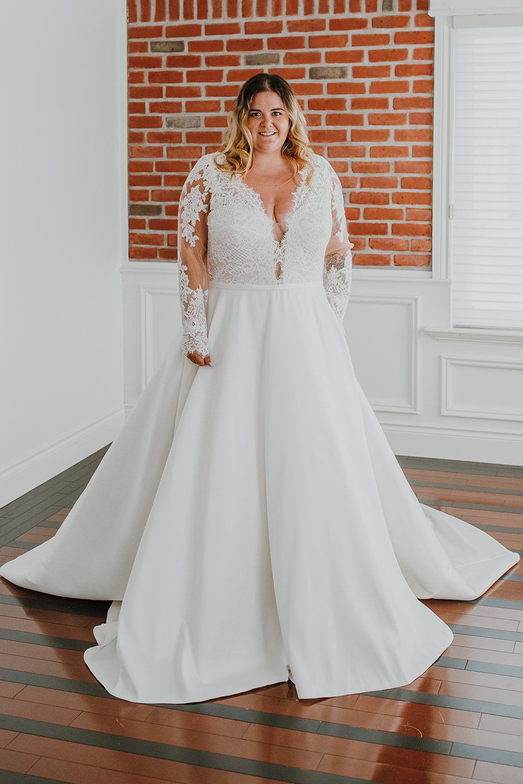 Carlyle - robe de mariée classique à décolleté plongeant illusion en dentelle et manches longues Carlyle - robe de mariée classique à décolleté plongeant illusion en dentelle et manches longues