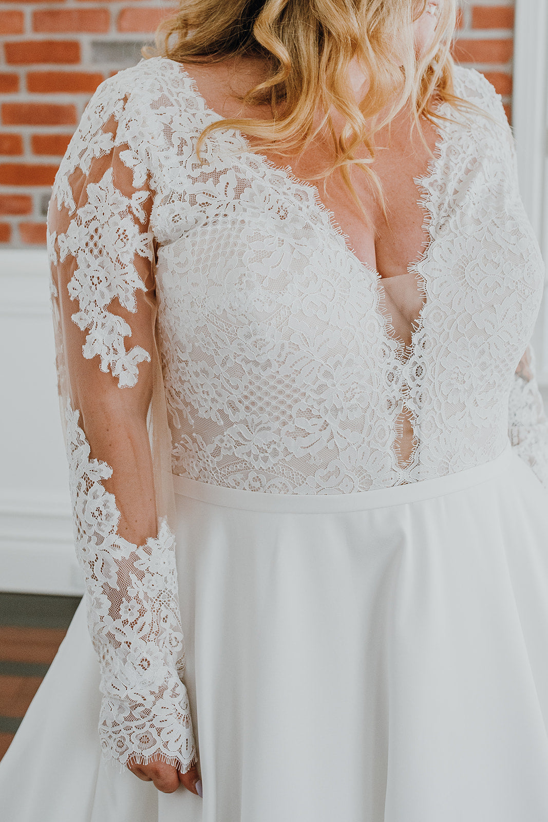 Carlyle - robe de mariée classique à décolleté plongeant illusion en dentelle et manches longues Carlyle - robe de mariée classique à décolleté plongeant illusion en dentelle et manches longues