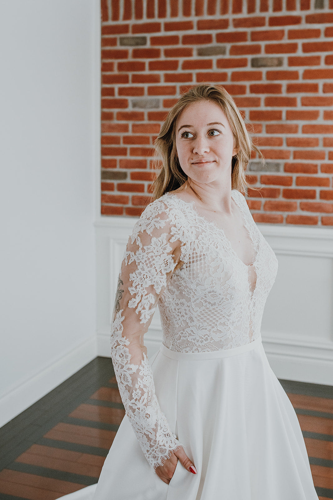 Carlyle - robe de mariée classique à décolleté plongeant illusion en dentelle et manches longues Carlyle - robe de mariée classique à décolleté plongeant illusion en dentelle et manches longues