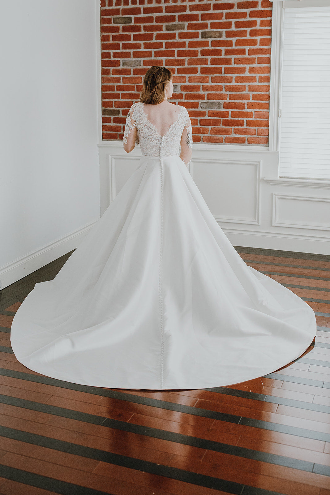 Carlyle - robe de mariée classique à décolleté plongeant illusion en dentelle et manches longues Carlyle - robe de mariée classique à décolleté plongeant illusion en dentelle et manches longues