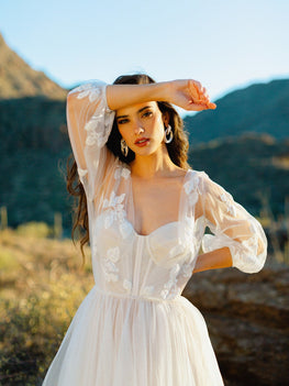 Brienne *échantillon taille 14* - robe de mariée haut de gamme en tulle avec par-dessus écourté romantique à broderies florales