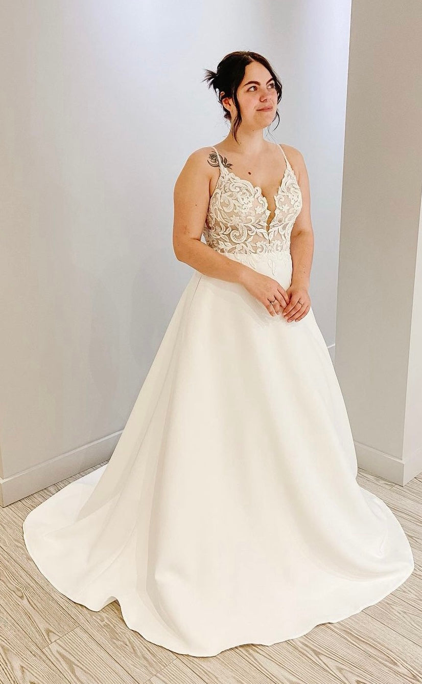 Ranger - robe de mariée classique à décolleté plongeant illusion en dentelle et jupe en satin mât avec poches Ranger - robe de mariée classique à décolleté plongeant illusion en dentelle et jupe en satin mât avec poches