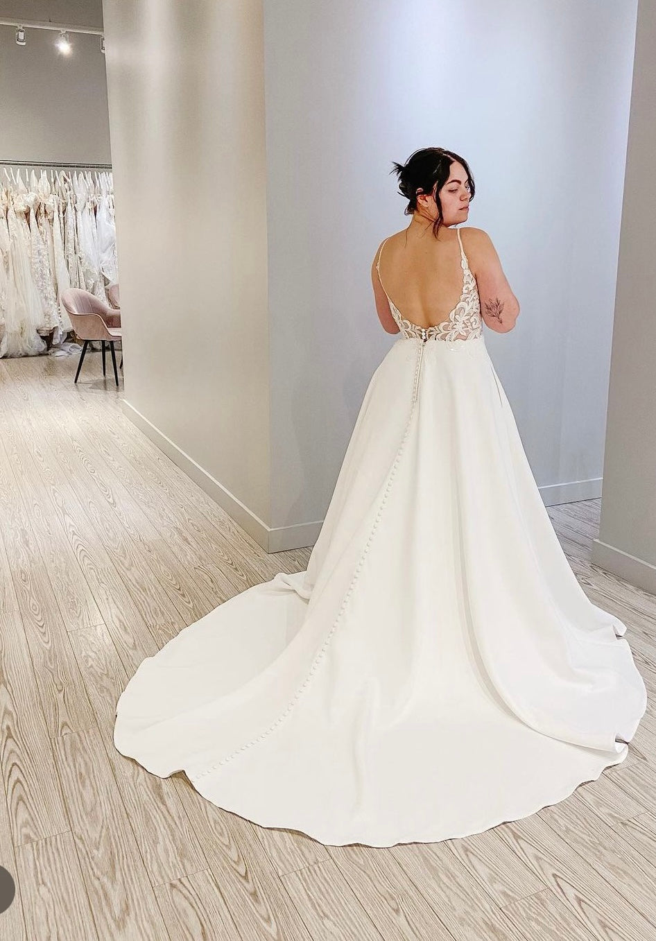 Ranger - robe de mariée classique à décolleté plongeant illusion en dentelle et jupe en satin mât avec poches Ranger - robe de mariée classique à décolleté plongeant illusion en dentelle et jupe en satin mât avec poches