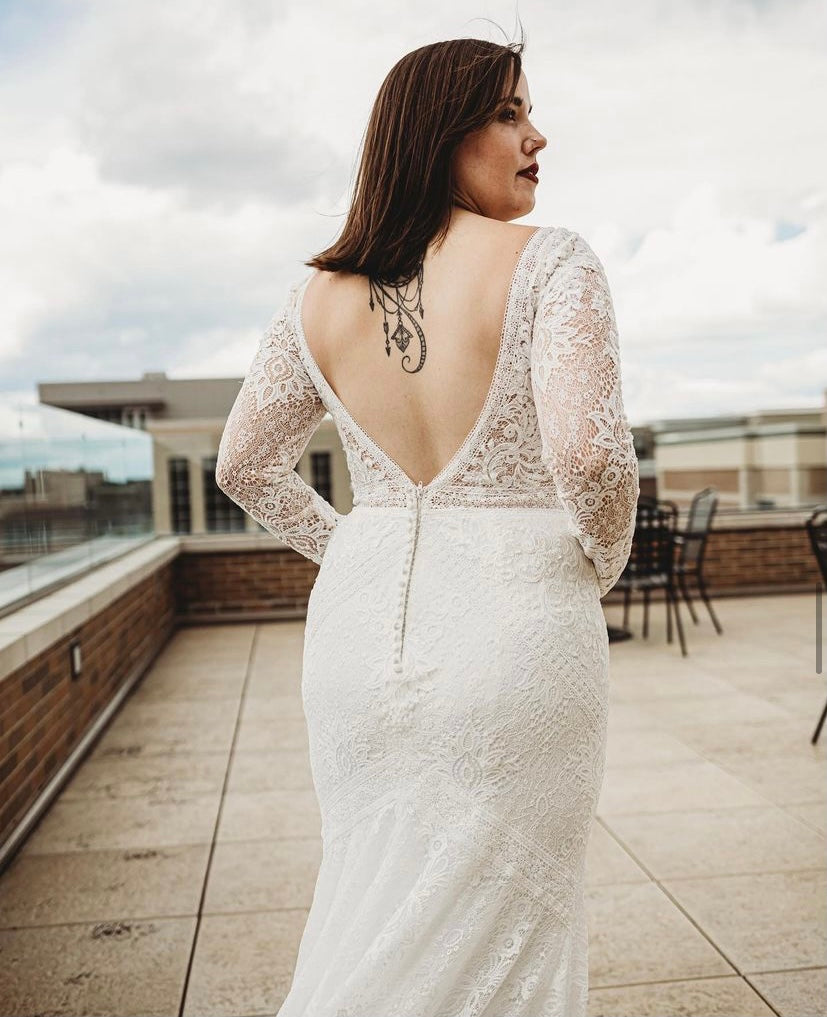 Carson *échantillon taille 10* - robe de mariée boho de coupe ajustée en dentelle avec ou sans manches Carson *échantillon taille 10* - robe de mariée boho de coupe ajustée en dentelle avec ou sans manches