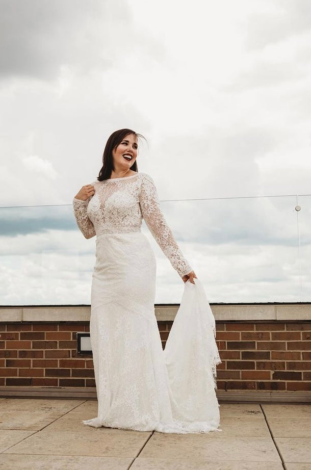 Carson *échantillon taille 10* - robe de mariée boho de coupe ajustée en dentelle avec ou sans manches Carson *échantillon taille 10* - robe de mariée boho de coupe ajustée en dentelle avec ou sans manches