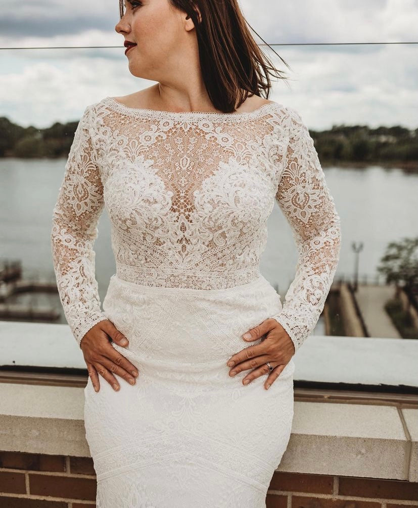 Carson *échantillon taille 10* - robe de mariée boho de coupe ajustée en dentelle avec ou sans manches Carson *échantillon taille 10* - robe de mariée boho de coupe ajustée en dentelle avec ou sans manches