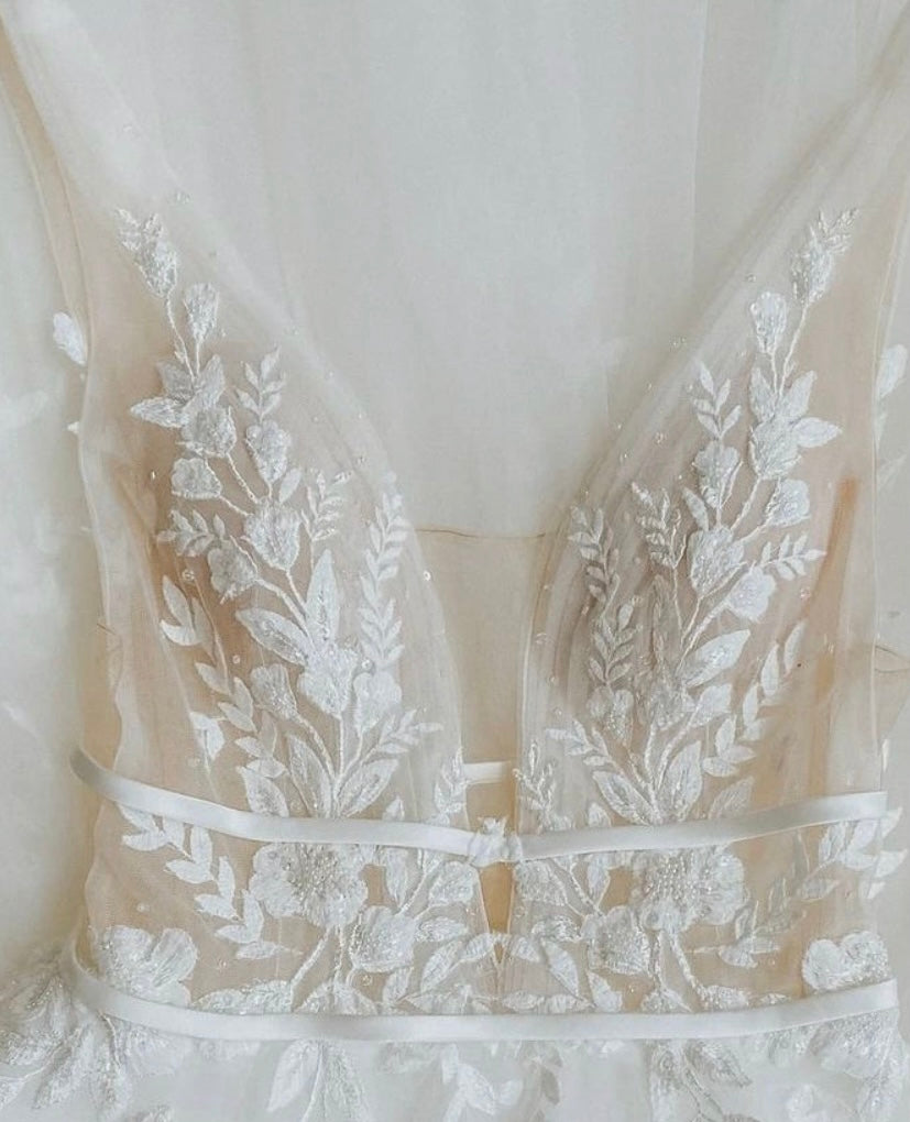Carmi - robe de mariée à jupe volumineuse d'inspiration boho à décolleté plongeant Carmi - robe de mariée à jupe volumineuse d'inspiration boho à décolleté plongeant