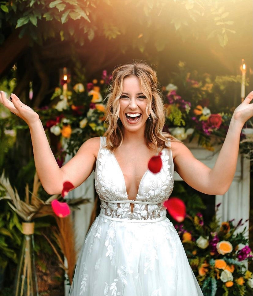 Carmi - robe de mariée à jupe volumineuse d'inspiration boho à décolleté plongeant Carmi - robe de mariée à jupe volumineuse d'inspiration boho à décolleté plongeant