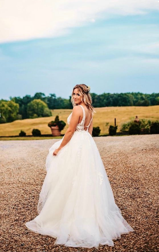 Carmi - robe de mariée à jupe volumineuse d'inspiration boho à décolleté plongeant Carmi - robe de mariée à jupe volumineuse d'inspiration boho à décolleté plongeant