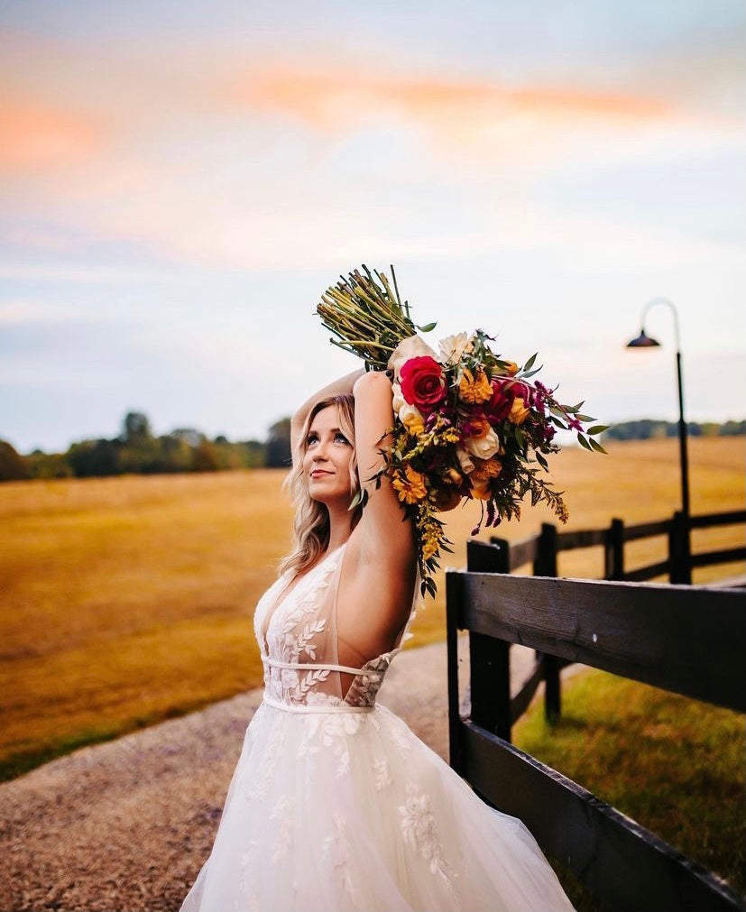 Carmi - robe de mariée à jupe volumineuse d'inspiration boho à décolleté plongeant Carmi - robe de mariée à jupe volumineuse d'inspiration boho à décolleté plongeant