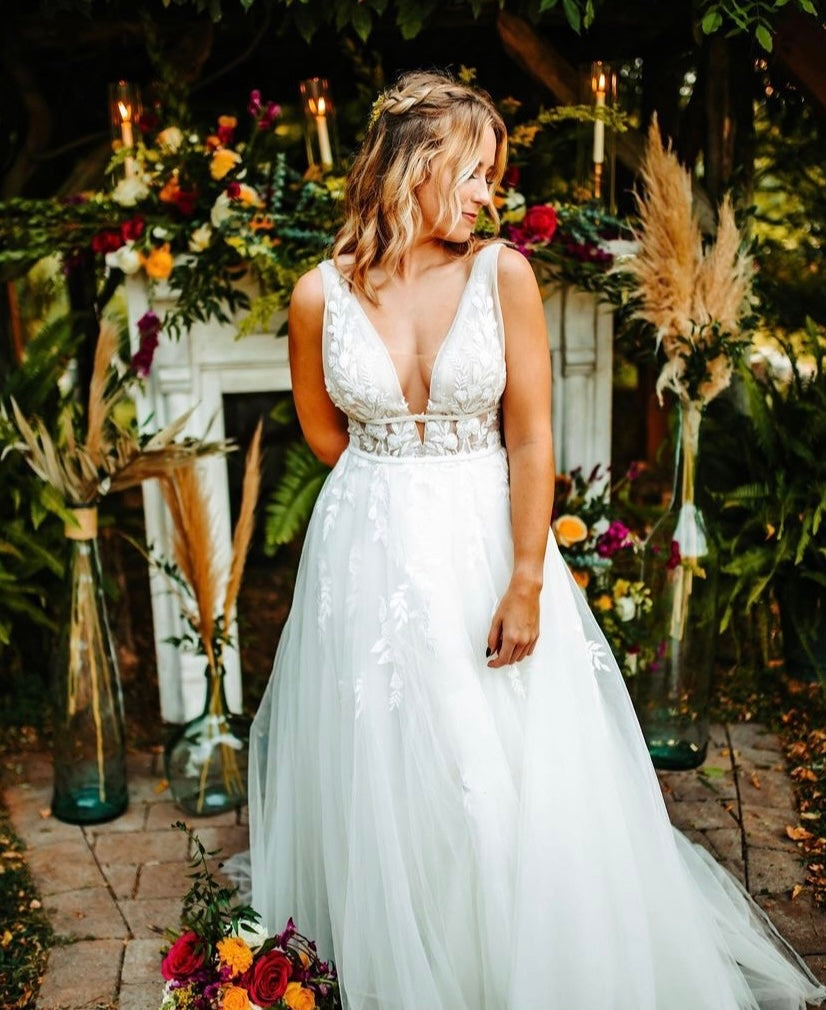 Carmi - robe de mariée à jupe volumineuse d'inspiration boho à décolleté plongeant Carmi - robe de mariée à jupe volumineuse d'inspiration boho à décolleté plongeant