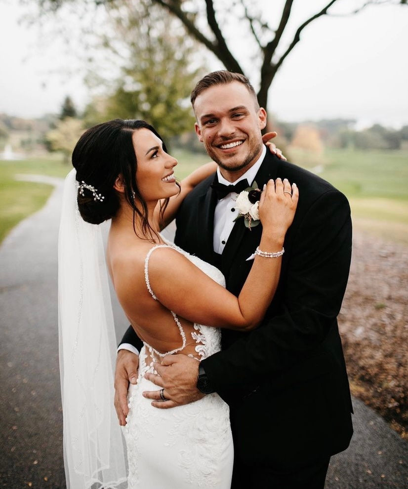 Eliza - robe de mariée coupe ajustée en crêpe à bretelles fines et dos totalement ouvert Eliza - robe de mariée coupe ajustée en crêpe à bretelles fines et dos totalement ouvert