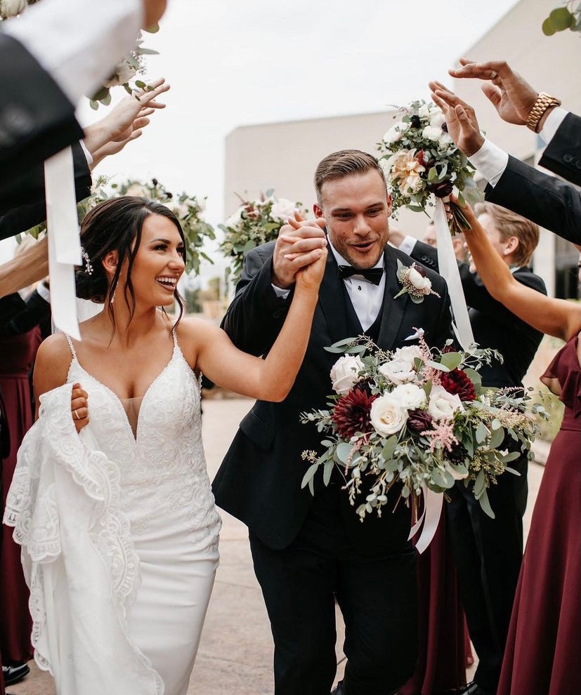 Eliza - robe de mariée coupe ajustée en crêpe à bretelles fines et dos totalement ouvert Eliza - robe de mariée coupe ajustée en crêpe à bretelles fines et dos totalement ouvert