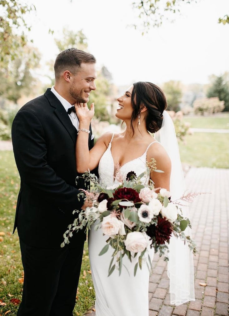 Eliza - robe de mariée coupe ajustée en crêpe à bretelles fines et dos totalement ouvert Eliza - robe de mariée coupe ajustée en crêpe à bretelles fines et dos totalement ouvert