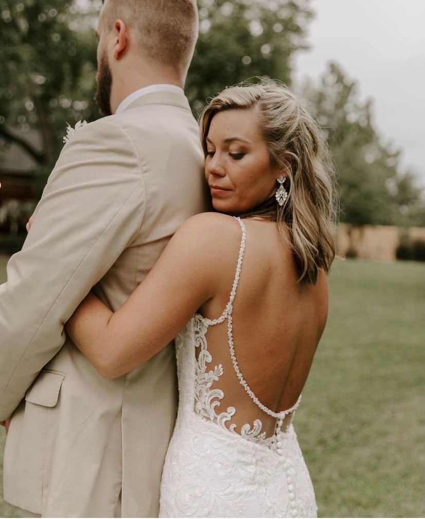 Eliza - robe de mariée coupe ajustée en crêpe à bretelles fines et dos totalement ouvert Eliza - robe de mariée coupe ajustée en crêpe à bretelles fines et dos totalement ouvert