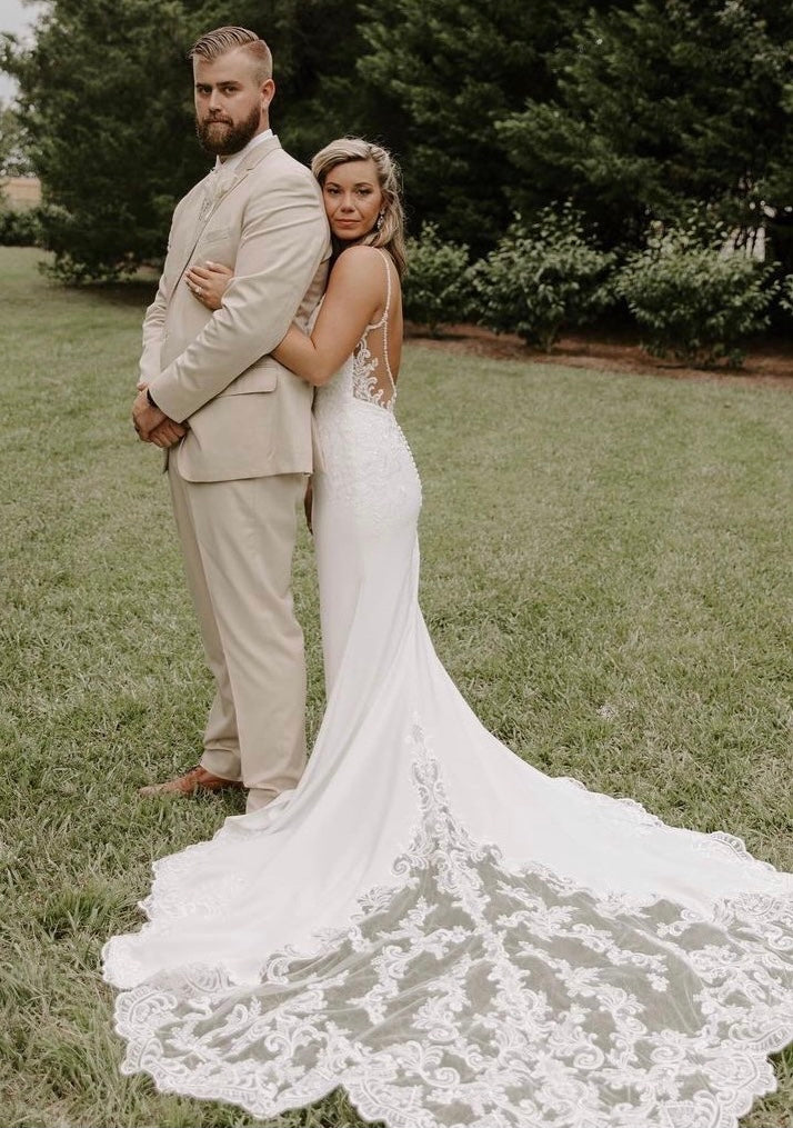 Eliza - robe de mariée coupe ajustée en crêpe à bretelles fines et dos totalement ouvert Eliza - robe de mariée coupe ajustée en crêpe à bretelles fines et dos totalement ouvert