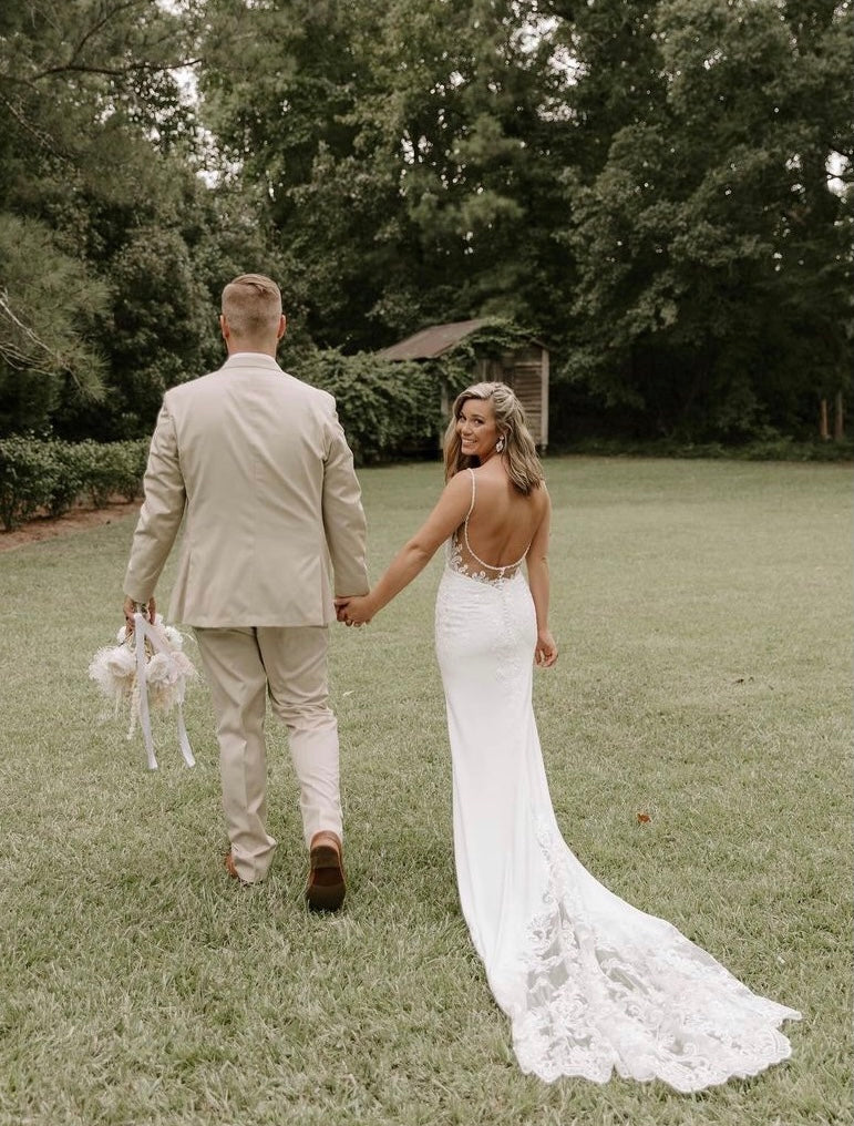 Eliza - robe de mariée coupe ajustée en crêpe à bretelles fines et dos totalement ouvert Eliza - robe de mariée coupe ajustée en crêpe à bretelles fines et dos totalement ouvert