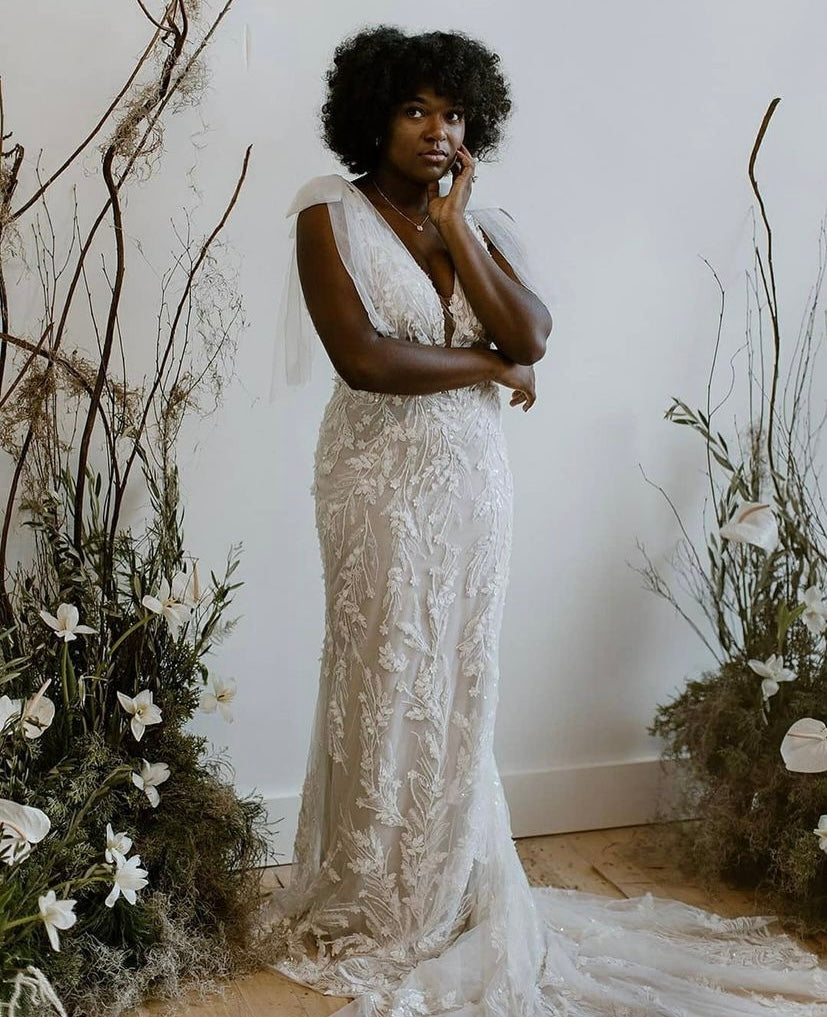 Xena - robe à coupe ajustée à dentelle perlée luxueuse et dos dénudé, avec boucles amovibles Xena - robe à coupe ajustée à dentelle perlée luxueuse et dos dénudé, avec boucles amovibles