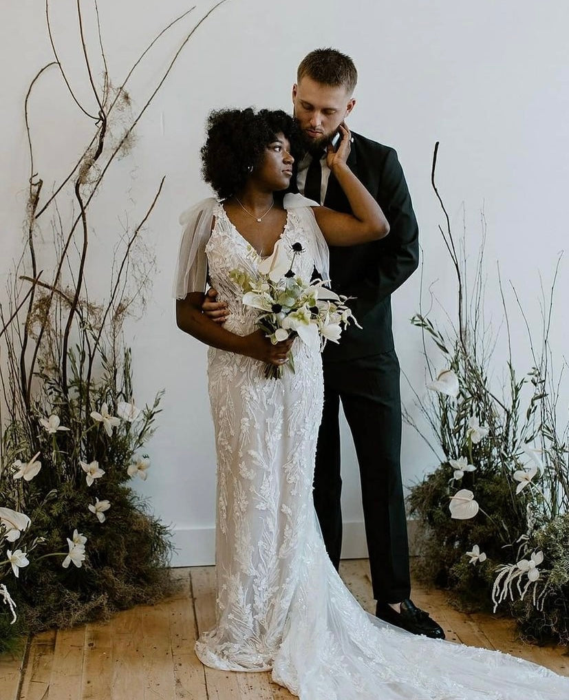 Xena - robe à coupe ajustée à dentelle perlée luxueuse et dos dénudé, avec boucles amovibles Xena - robe à coupe ajustée à dentelle perlée luxueuse et dos dénudé, avec boucles amovibles