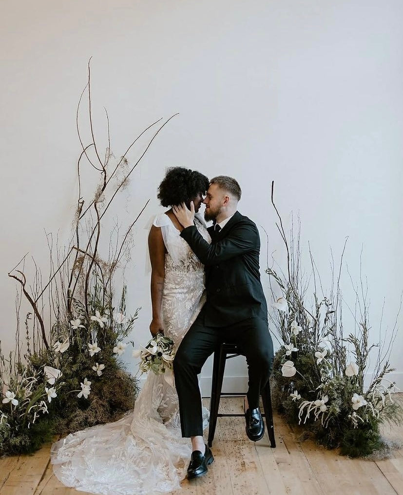 Xena - robe à coupe ajustée à dentelle perlée luxueuse et dos dénudé, avec boucles amovibles Xena - robe à coupe ajustée à dentelle perlée luxueuse et dos dénudé, avec boucles amovibles