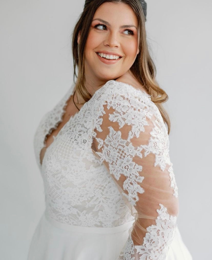 Carlyle - robe de mariée classique à décolleté plongeant illusion en dentelle et manches longues Carlyle - robe de mariée classique à décolleté plongeant illusion en dentelle et manches longues