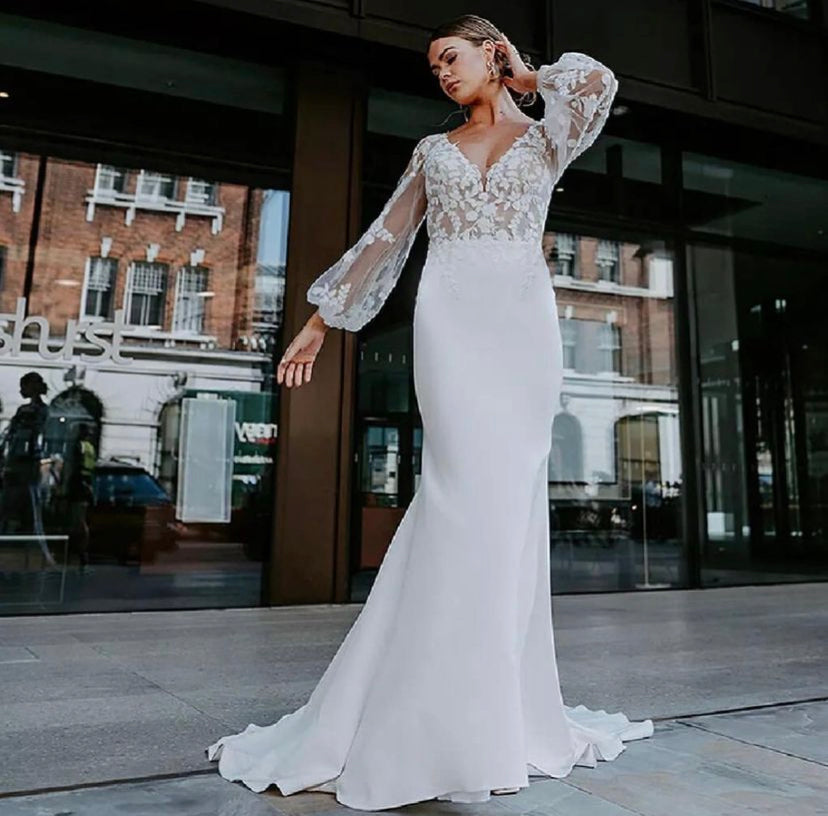 Bella - robe de mariée boho moderne avec dentelle de coton et jupe en crêpe satinée ajustée, manches longues bouffantes Bella - robe de mariée boho moderne avec dentelle de coton et jupe en crêpe satinée ajustée, manches longues bouffantes