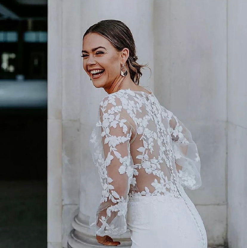 Bella - robe de mariée boho moderne avec dentelle de coton et jupe en crêpe satinée ajustée, manches longues bouffantes Bella - robe de mariée boho moderne avec dentelle de coton et jupe en crêpe satinée ajustée, manches longues bouffantes