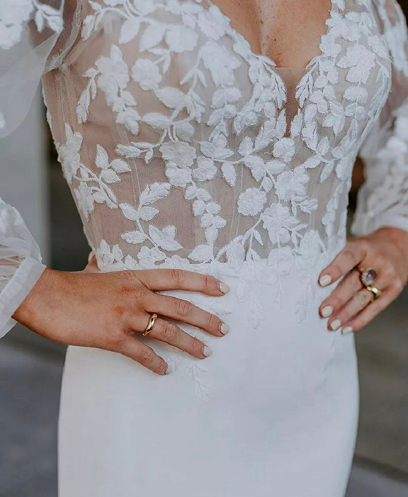 Bella - robe de mariée boho moderne avec dentelle de coton et jupe en crêpe satinée ajustée, manches longues bouffantes Bella - robe de mariée boho moderne avec dentelle de coton et jupe en crêpe satinée ajustée, manches longues bouffantes