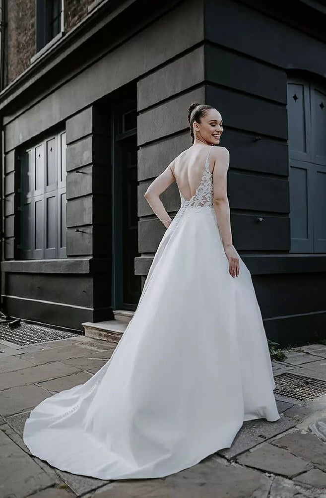 Ranger - robe de mariée classique à décolleté plongeant illusion en dentelle et jupe en satin mât avec poches Ranger - robe de mariée classique à décolleté plongeant illusion en dentelle et jupe en satin mât avec poches