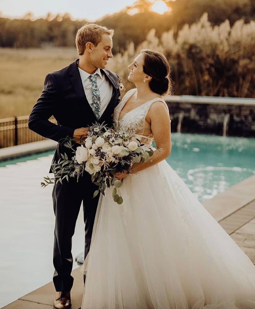 Carmi - robe de mariée à jupe volumineuse d'inspiration boho à décolleté plongeant Carmi - robe de mariée à jupe volumineuse d'inspiration boho à décolleté plongeant