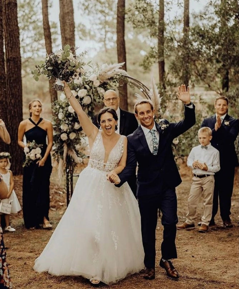 Carmi - robe de mariée à jupe volumineuse d'inspiration boho à décolleté plongeant Carmi - robe de mariée à jupe volumineuse d'inspiration boho à décolleté plongeant