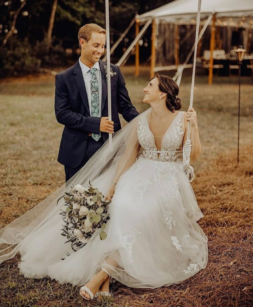 Carmi - robe de mariée à jupe volumineuse d'inspiration boho à décolleté plongeant Carmi - robe de mariée à jupe volumineuse d'inspiration boho à décolleté plongeant