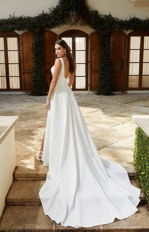 Leandra *taille plus* - robe de mariée moderne et classique à bustier en coeur en tissus satiné mat avec fente glam à la jambe Leandra *taille plus* - robe de mariée moderne et classique à bustier en coeur en tissus satiné mat avec fente glam à la jambe