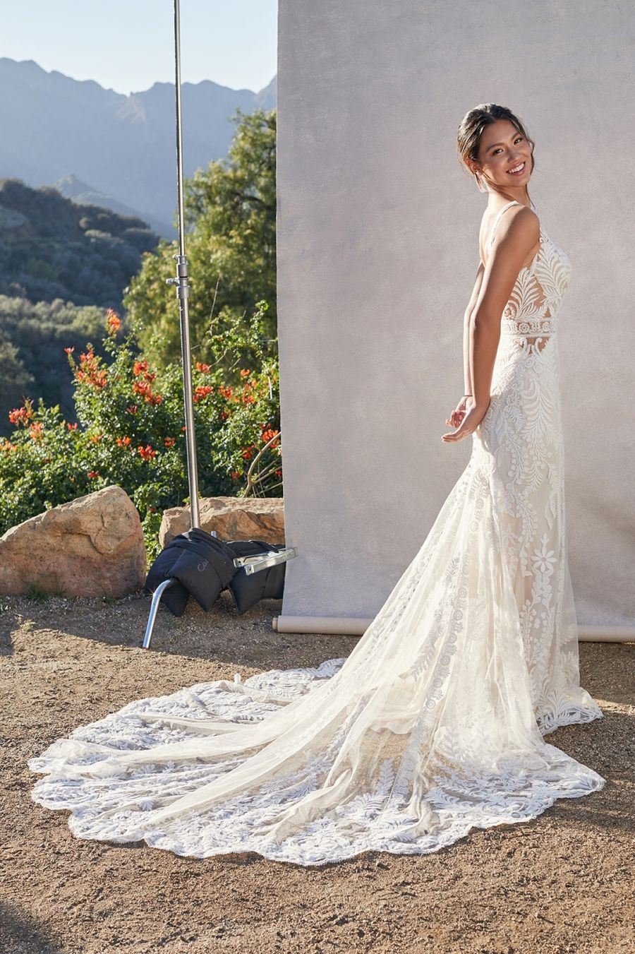 Tennicity - robe de mariée boho à dentelle perlée à motifs statement Tennicity - robe de mariée boho à dentelle perlée à motifs statement