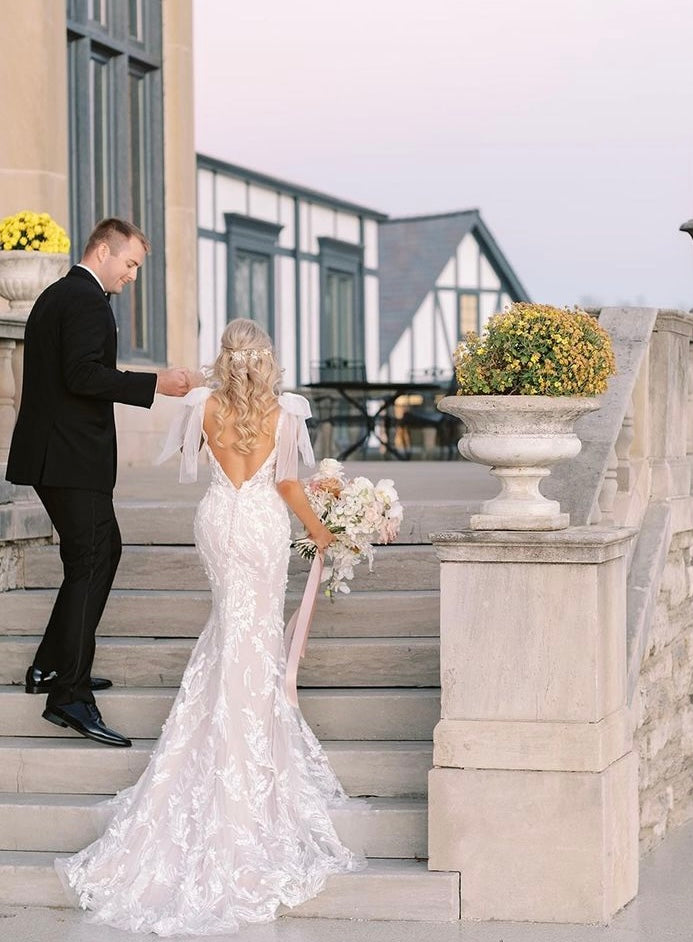 Xena - robe à coupe ajustée à dentelle perlée luxueuse et dos dénudé, avec boucles amovibles Xena - robe à coupe ajustée à dentelle perlée luxueuse et dos dénudé, avec boucles amovibles