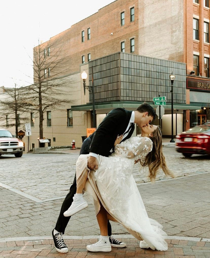 *EXCLUSIVITÉ* Donovan *échantillon taille 10* - robe de mariée boho ligne A avec manches bouffantes et dos illusion à boutons *EXCLUSIVITÉ* Donovan *échantillon taille 10* - robe de mariée boho ligne A avec manches bouffantes et dos illusion à boutons