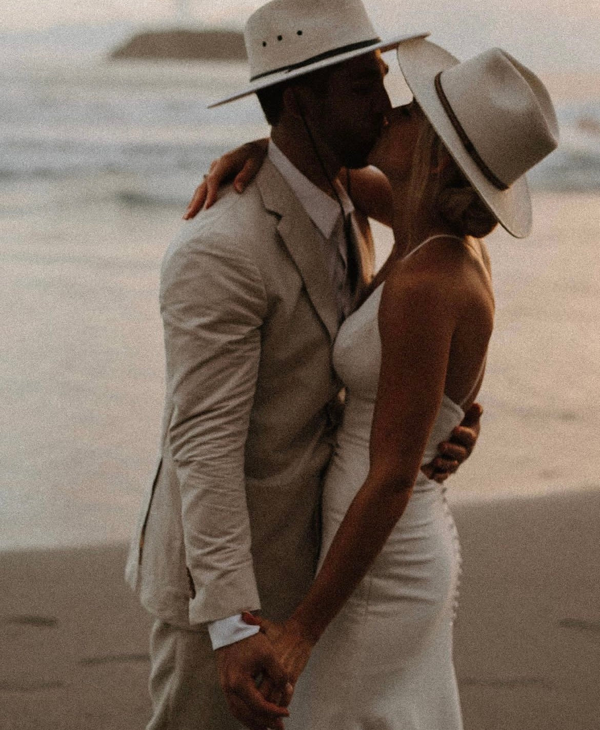 Genny - robe de mariée moderne ajustée et épurée à bretelles fines Genny - robe de mariée moderne ajustée et épurée à bretelles fines