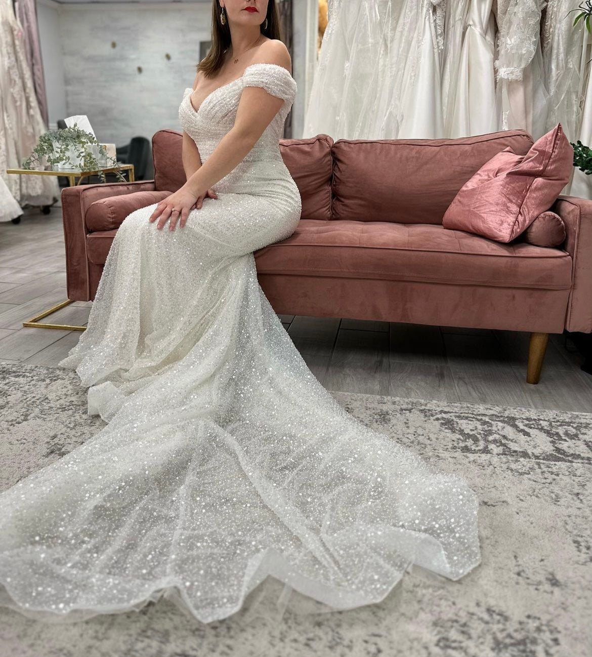 Cardea * échantillon taille 12* - robe de mariée ajustée glam en brillants à épaules dénudées Cardea * échantillon taille 12* - robe de mariée ajustée glam en brillants à épaules dénudées